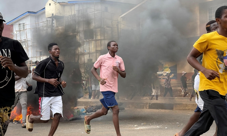 En Sierra Leone, des manifestations contre la vie chère tournent à l'émeute